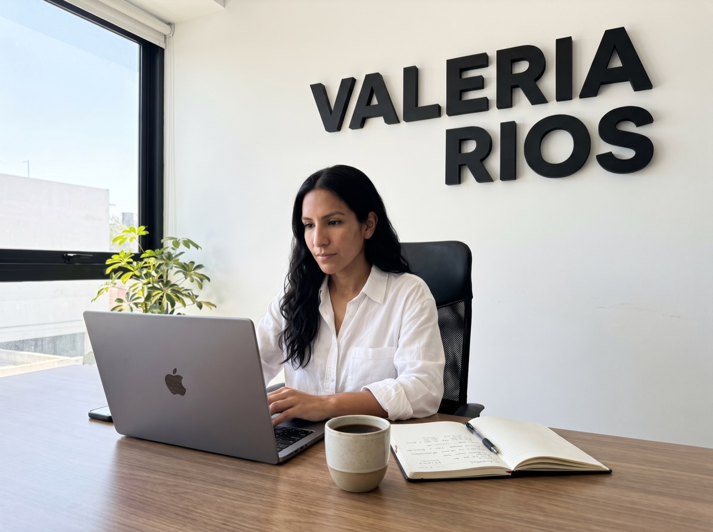 Valeria Rios trabajando desde su oficina